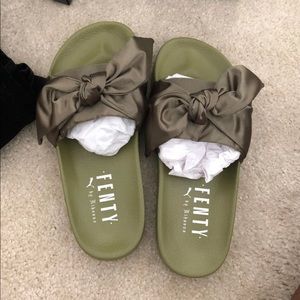 Fenty Bow Slides NWOT